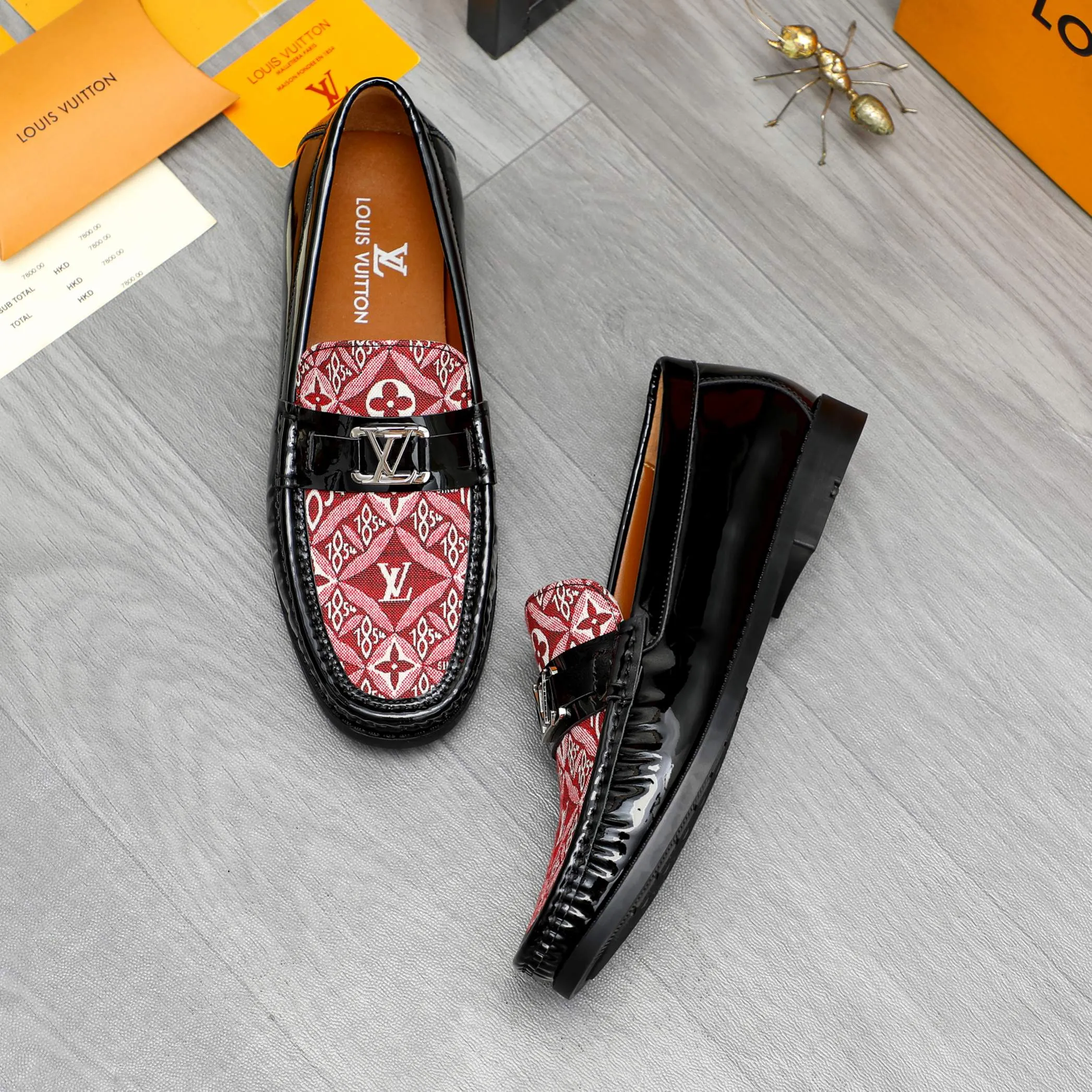 Men's shoes 💰400 Product trademark: LV "Louis Vuitton" casual slip-on shoes Regular size: 38-45 (45 is custom-made and non-returnable) Product material: Selected breathable fabric spliced ​​patent cowhide upper, cowhide lining, rubber outsole